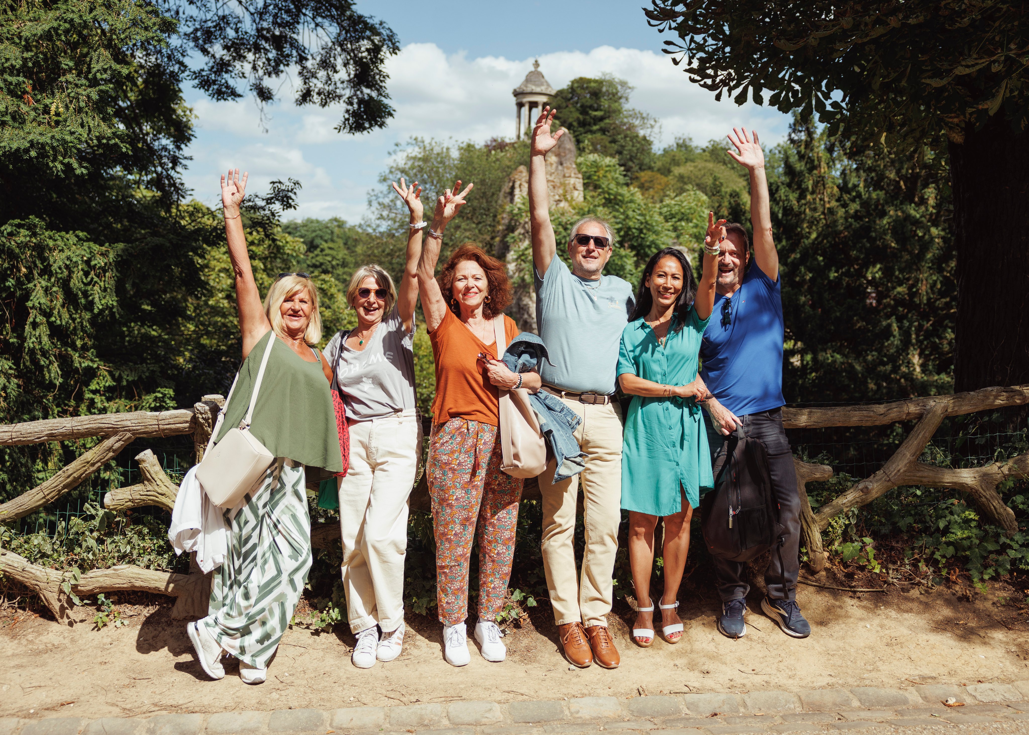 Photo d'un groupe de seniors dans un parc